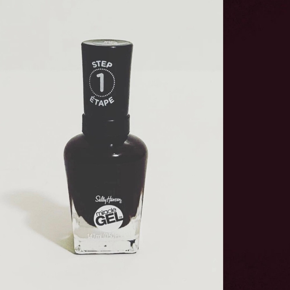 ⭐️5 For 25⭐️ Sally Hansen Miracle Gel Cabernet with Bae